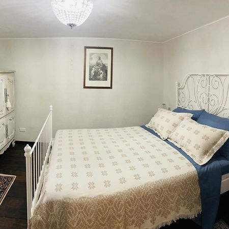 La Gialla Di Via Silvano 12 Monforte dʼAlba Екстериор снимка