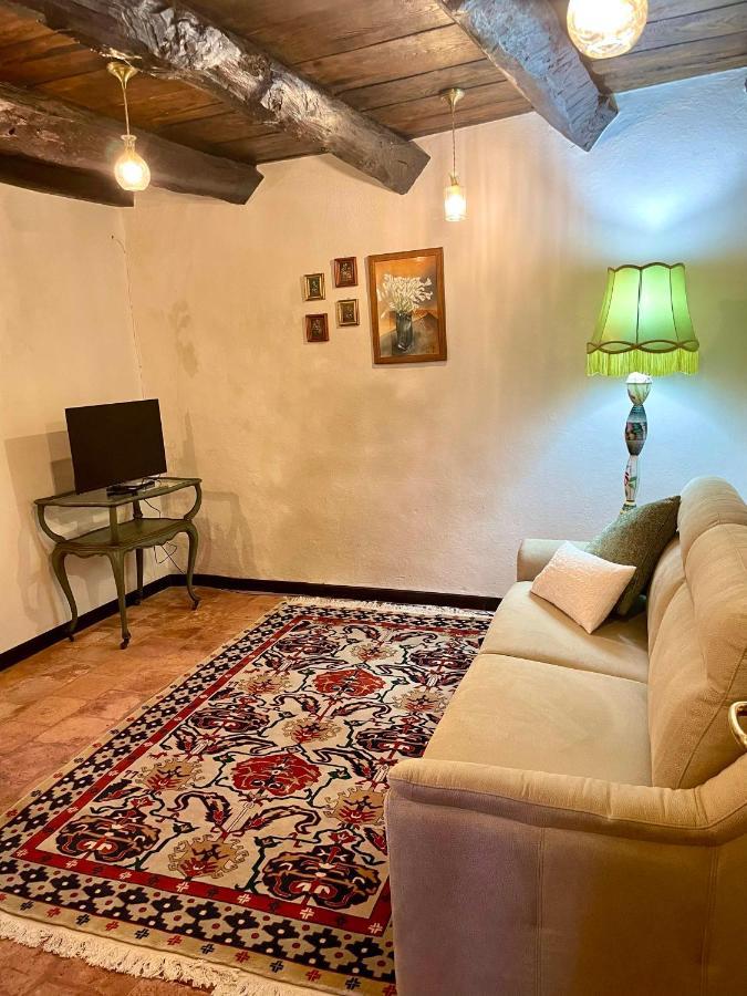 La Gialla Di Via Silvano 12 Monforte dʼAlba Екстериор снимка